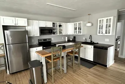 Luxury 2 bed apt in Northport! Walk to everything (next door to Plover apt)
