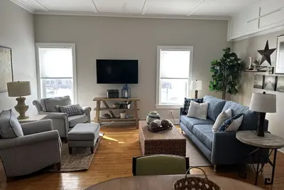 Luxury 2 bed apt in Northport! Walk to everything (next door to Piper apt)