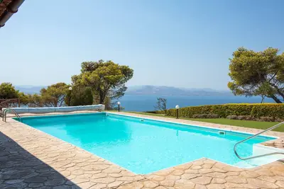 Image de Luxury 4 bedroom Loutraki Villa with great Sea Views | Private Pool & Garden
