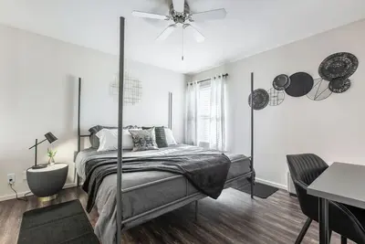 Image de Mid-Rise Luxury 1 Br 1 Bd Free Carport Parking WiFi and Dedicated Workspace