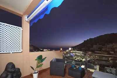 Image de 2 large terraces overlooking the sea and an amazing sunset