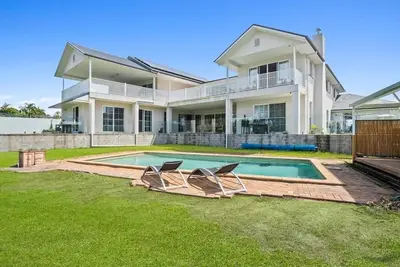 Image de Lux 5 bed Home sleeps 15 | Expansive Yard | Pool