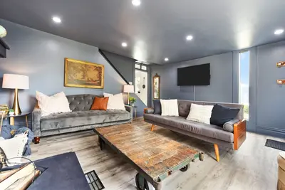 Image de New! Yinz Retreat, Above the City!