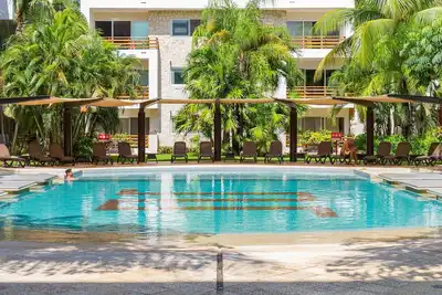 Image de Stylish apartment with rooftop jacuzzi, private balcony & pool access