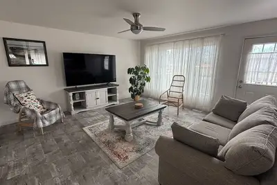 Image de Charming South Beach Cottage – A Cozy Retreat for Work or Leisure