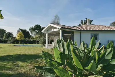 Image de l`Acacia, piscine et grand jardin