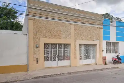 Image de La Casa de los Platos in the Historic Center, surrounded by stores and culture.