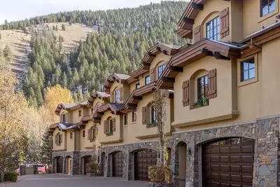 Warm Springs 4-bedroom, 4 bath. Gourmet kitchen, fitness room, pool, and hot tub