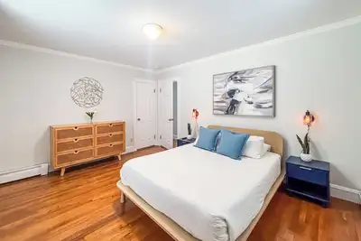 Image de Sj2 - Spacious 6-bedroom home in welcoming Newton - 15 Min to Boston!