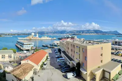 Image de Beau et grand 2 pièces traversant, lumineux, vue incroyable à 180° sur la rade.