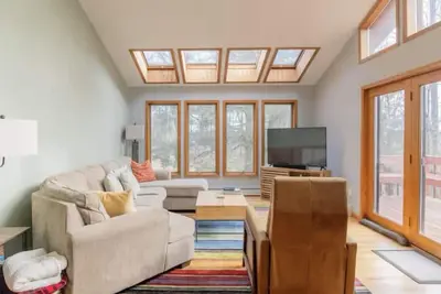 Image de Spacious 4-bedroom house in fabulous Parksville perfect for Spring escape
