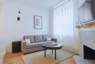 Image de The Copenhagen - 3 bedrooms, 1. 5 baths Apartment in Downtown Montreal + Parking