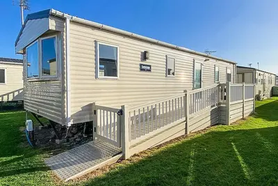 Image de Homely 8 berth caravan with side decking and ramp access in Kent, ref 47018h