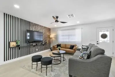 Image de Perfect for Large Group  5bd+3ba Free Parking