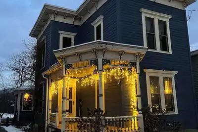 Image de Recharge in a cozy, colorful Victorian home in the Village of Earlville, Ny.