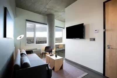 Image de Stylish Skyline Suite with Stunning City Views, Spacious Interiors, and Luxury