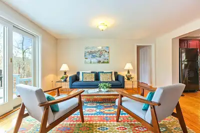 Image de Location! Summer Dream w/Deck & Sunroom! Sleeps 7!