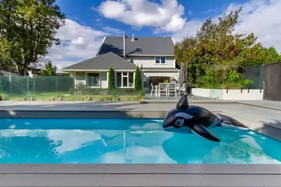 Image de Grand 5 Bedroom Villa in Fendalton Heated Pool