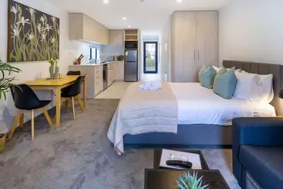 Image de Modern Studio Retreat • Prime City Fringe Location