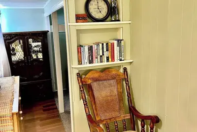 Image de Cozy 2-bedroom house in a tranquil neighborhood in Stoneham with WiFi, Ac