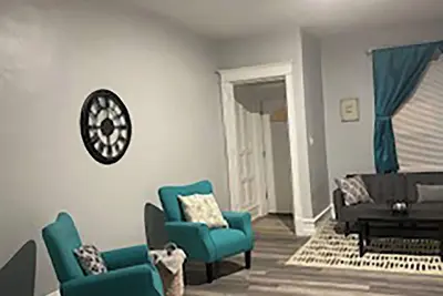 Image de Welcome to Lindley Ave. Where Comfort Awaits!