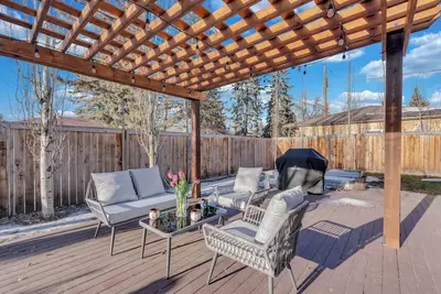 Image de Close to Stampede> 8 adults+children> 2 Living Rooms> 4 Bdr> Backyard> Park Free
