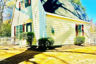 Image de Cozy 2-bedroom Cottage centrally located near NoDa, Unc & 5 Minutes from Uptown.