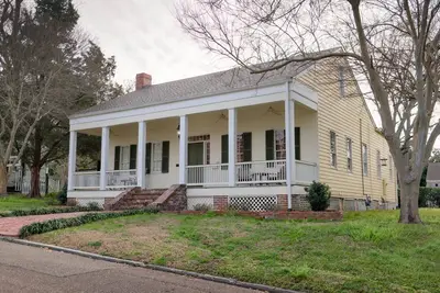 Image de Elmsley Cottage | 4/3, Historic Home, Full Kitchen, Washer/Dryer