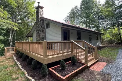 Image de Pop's Peak is a charming 3-bdr 3-bath cabin with WiFi, Ac at Lake Glenville