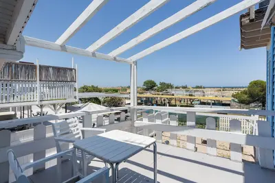 Appartement \"hôtel\" avec piscine partagée, jardin privé et Wi-Fi