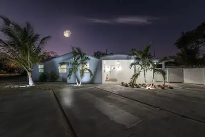 Image de Reef Escape:Swim Spa, Sunsets, Murals & Family Fun