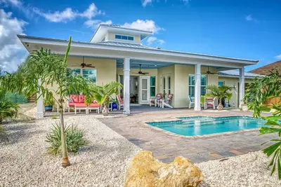 Image de Wow-King Bed w/86° Pool, Turf Golf green, Beaches
