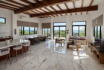 Image de Le Rocher, luxury home close to Surf City/beach