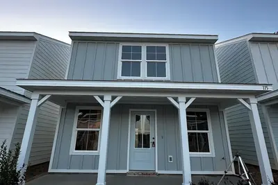 Beach access 3-bedroom house with WiFi, Ac in Biloxi