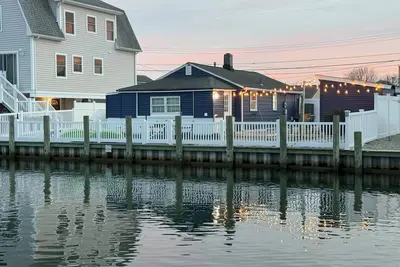 Image de Charming Bay Home with Dock, 2-Bedroom, Fire Pit, Wifi, near Beach