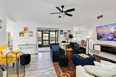 Creek Golf course front home minute from DowntownVenice Florida.