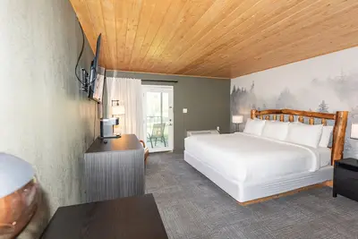 Renovated King Ada Pet-Friendly room