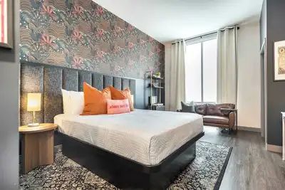 Image de Otis & Gregg-Inspired Downtown Getaway