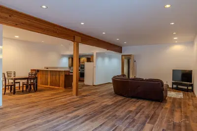 Image de 3-bedroom apartment in charming Kodiak with WiFi, Ac. Start your adventure