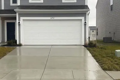 2-bedroom townhome with Ac