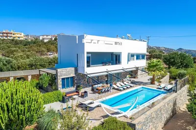 Maison de vacances à Agios Nikolaos avec piscine