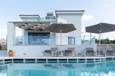 Villa à flanc de colline à Réthymnon avec piscine