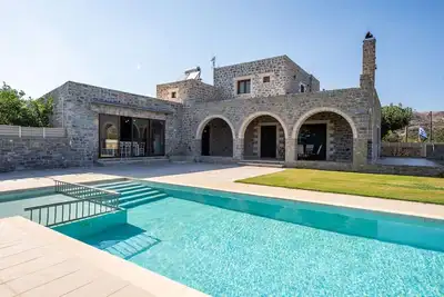 Charmante villa familiale avec piscine à Koxare