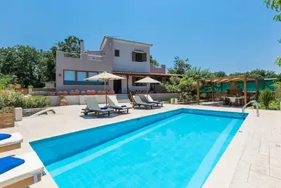 Villa tranquille avec grande piscine à Réthymnon
