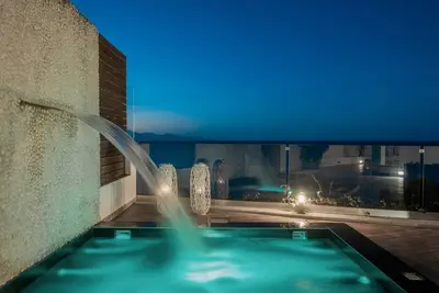 Image de Villa avec jacuzzi, piscine et vue Ă Tragaki