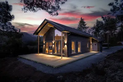 Image de This house has a beautiful and unique location on the edge of Lake Vråvatn and gives you the feeling of 'coming home'.