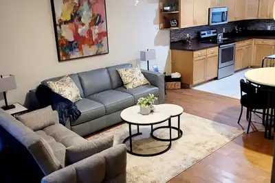 Image de Charming 2-bedroom, 2. 5 bath townhome in Gainesville - WiFi, Ac, parking & more!