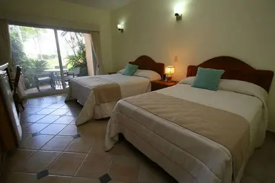 Image de Luxury beachfront resort. Guest-friendly, steps from all shops/restaurants