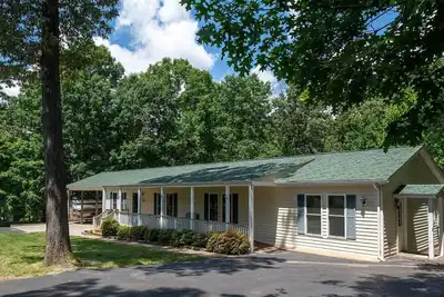 Image de New! Relax at Liberty's Nest, a charming lake access home with boat slip.