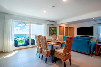 Image de Brand New Rental, Tropical-Inspired Getaway